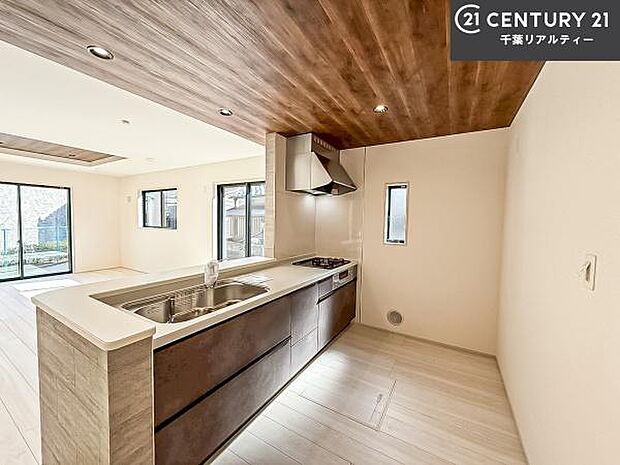 ゆとりある調理スペースで作業がしやすい快適なキッチンです!お子様と一緒にお菓子造りも楽しめる広々スペースです。楽しい調理時間になりそうですね!