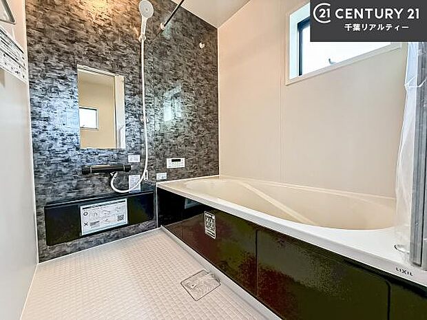 落ち着きある大人の雰囲気のバスルームは、味が出ていてバスタイムが充実!お仕事頑張っているご褒美にお好みの匂いの入浴剤を入れて、楽しんでみてはいかがでしょうか?