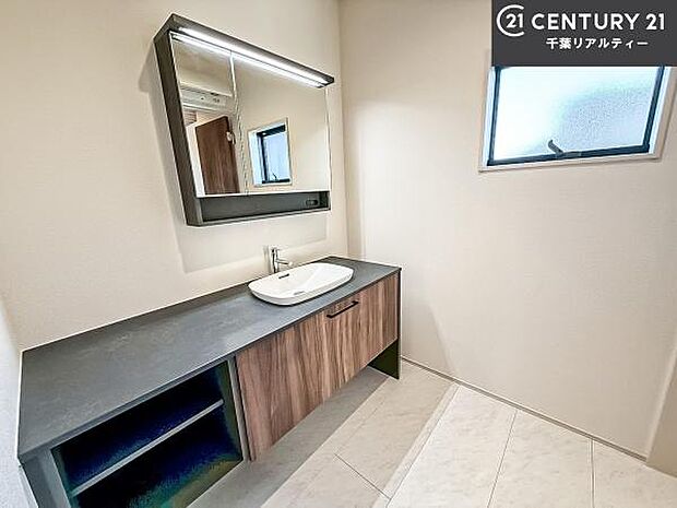 小窓付きの明るい洗面室です!湿気もすぐに入れ替えができて清潔に保つことができます!自然光が差し込むのでお化粧の仕上がりも良くなりますね!