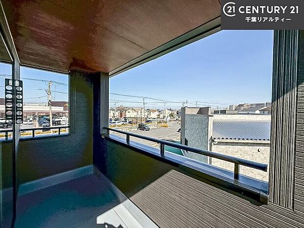 落ち着きある住宅街です!周囲には高い建物がなく、空が広く開放感があり、陽当たりを大きく遮られることもありません!気持ちの良い風が通り抜ける街並みです!