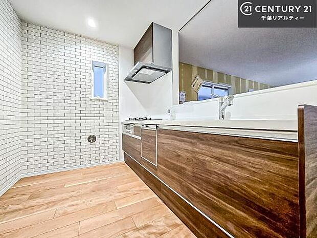 大人気の対面式システムキッチンを採用しています!ご家族のコミュニケーションが自然と増える設計です。お子様にも目が届くので嬉しいですね。広々使えて快適に作業が進みます。