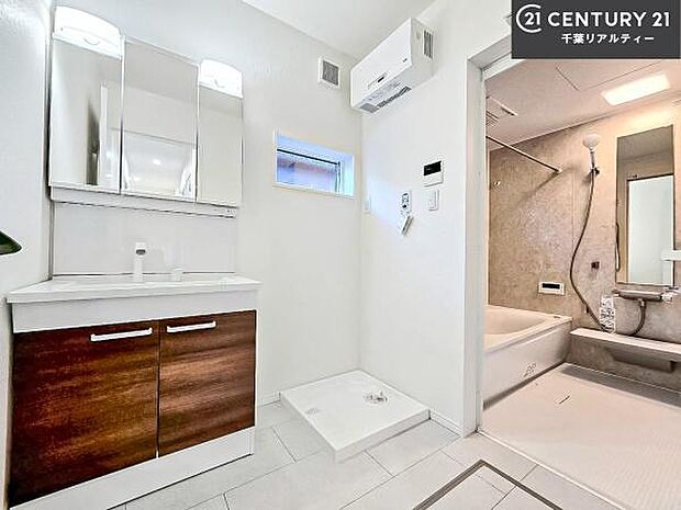 小窓付きの明るい洗面室です!湿気もすぐに入れ替えができて清潔に保つことができます!自然光が差し込むのでお化粧の仕上がりも良くなりますね!