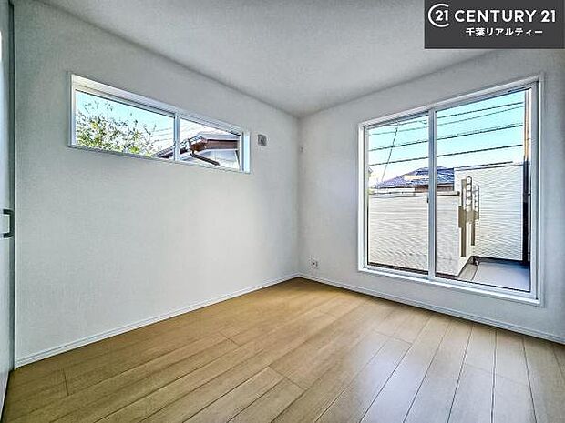 バルコニーに面している洋室です。明るく温もりがあり、換気もしっかりできます!朝起きて、外に出て背伸びをしつつ深呼吸をし良い朝を迎え入れることができます。