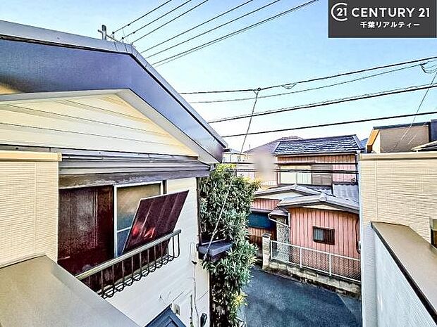 落ち着きある住宅街です!周囲には高い建物がなく、空が広く開放感があり、陽当たりを大きく遮られることもありません!気持ちの良い風が通り抜ける街並みです!