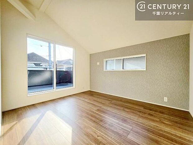 バルコニーに面している洋室です。明るく温もりがあり、換気もしっかりできます!朝起きて、外に出て背伸びをしつつ深呼吸をし良い朝を迎え入れることができます。