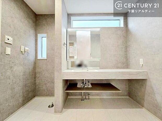 まるでホテルのパウダールームのような洗面スペース。広いカウンターはメイクやヘアセットにも使いやすく、朝の準備もスムーズです。