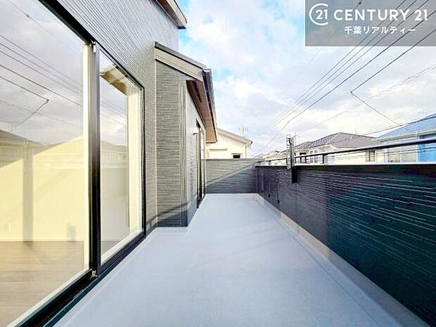 陽当たりの良いバルコニーで、お洗濯物もよく乾きそうですね!お天気の良い日にはバルコニーへ出てリフレッシュするのも気持ちよさそうです。