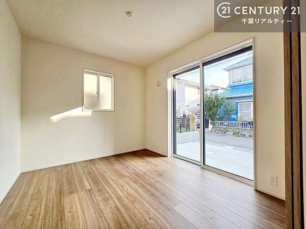 リビングに隣接した洋室は、開放すればLDKとつながる開放的な空間に。お子様の遊び場やワークスペース、客間など多目的に活用できる便利なお部屋です。