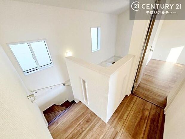 階段は明るく手摺りもついています!お子様やご年配の方も安心してご利用頂けますね!