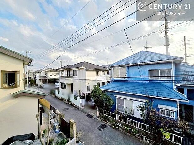 落ち着きある住宅街です!周囲には高い建物がなく、空が広く開放感があり、陽当たりを大きく遮られることもありません!気持ちの良い風が通り抜ける街並みです!
