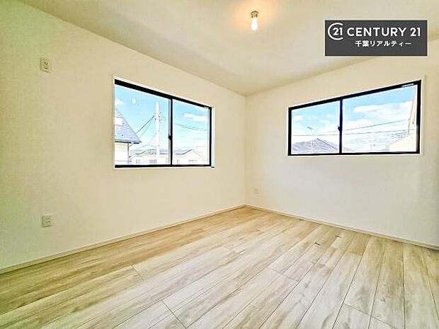 優しい光が差し込む洋室は、朝の目覚めも気持ちが良さそうですね。おうち時間もゆったりと過ごすことができます。優しい色合いのフローリングがどんな家具にもマッチします!