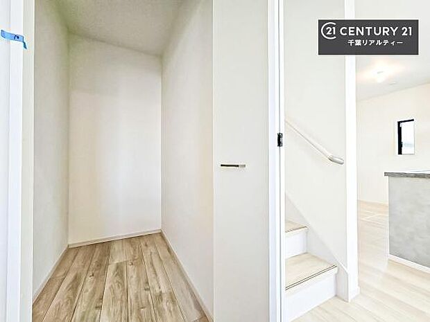 住空間をすっきり使うためには必須ポイントの収納スペースですよね。是非現地でご確認ください!