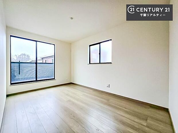 バルコニーに面している洋室です。明るく温もりがあり、換気もしっかりできます!朝起きて、外に出て背伸びをしつつ深呼吸をし良い朝を迎え入れることができます。