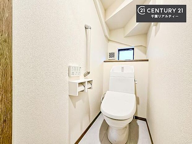 1・2階にトイレがございます!朝の忙しい時間帯も待たずにすみそうですね。白を基調とした清潔感のあるトイレでお手入れがしやすいです!