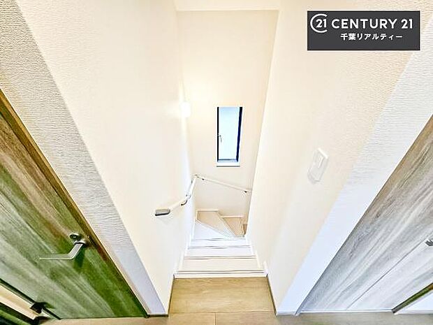 階段は明るく手摺りもついています!お子様やご年配の方も安心してご利用頂けますね!