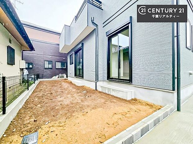 陽当たり良好なお庭です!晴れた日には青い空を見渡せる開放的な時間を楽しめます。ガーデニングや家庭菜園も楽しめます!