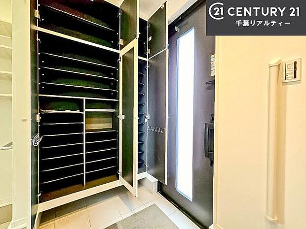 シューズボックス付き。玄関が片付きお掃除がしやすいです!スッキリした玄関で戸を開けた瞬間、清潔感のある心地いい空間が出迎えてくれます。