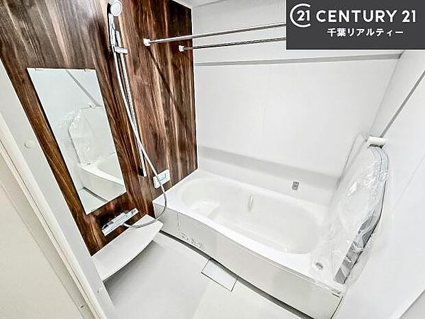 落ち着きある大人の雰囲気のバスルームは、味が出ていてバスタイムが充実!お仕事頑張っているご褒美にお好みの匂いの入浴剤を入れて、楽しんでみてはいかがでしょうか?