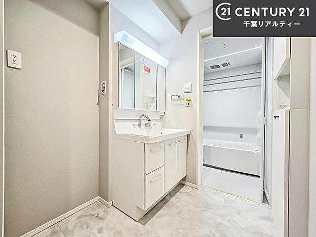 三面鏡仕様の洗面所は、身だしなみがしやすい造り!裏は収納になっています。ドライヤーやお化粧道具を片付けられるので洗面台周りをスッキリと見せることが出来ます!