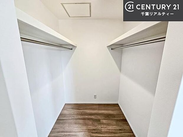 ウォークインクローゼット付きです。たくさんのお洋服などを収納しておけそうですね!他にも扇風機や加湿器など季節物の大きな家電も収納できます!