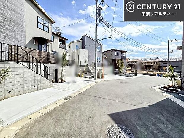 前面道路6m!陽当り良好な立地です。車庫入れが苦手な方も安心ですね。