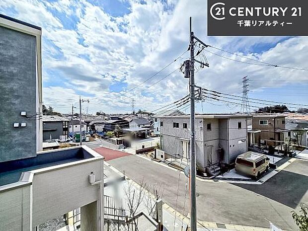 落ち着きある住宅街です!周囲には高い建物がなく、空が広く開放感があり、陽当たりを大きく遮られることもありません!気持ちの良い風が通り抜ける街並みです!