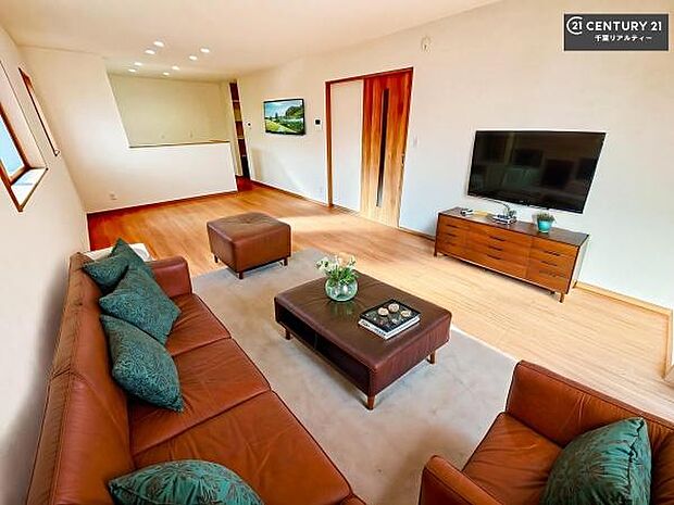 家具はCGパースです。開放感のある広々LDK!ソファーやダイニングテーブルを置いても窮屈にならないので快適に過ごせます!コミュニケーションが取りやすいリビングです!