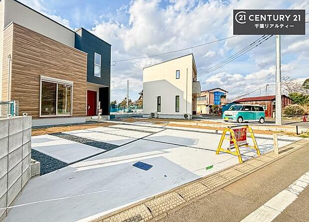 駐車スペースは2台分あります!セカンドカーはもちろん、バイクや自転車なども置き場所に困りません。