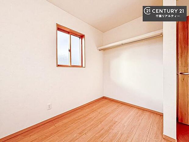 収納スペースがついています!居室をスッキリ整頓する事ができますね。家具を選ばないシンプルなデザインの為、家具を選ばずお気に入りの空間作りができそうですね。