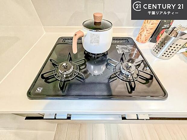 コンロは三口あるのでお料理の同時進行ができます。もちろんグリル付きです。調理スペースも広々している為作業がしやすい!使い勝手が良いシステムキッチンです!