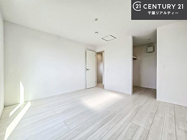 収納力のある洋室です。お部屋もすっきり広々と使えて気持ちが良いです!キレイな明るいお部屋で過ごすのは、更にのんびりゆっくりできますね!