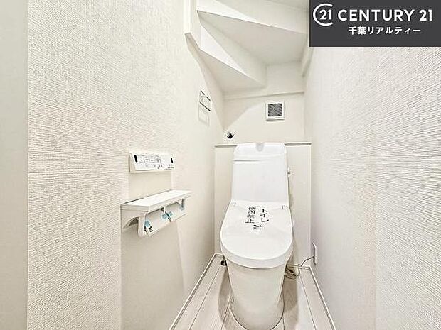 清潔感のある色味のお手洗いです!さわやかでスッキリする空間です!白を基調としているので、お手入れがしやすいトイレです!