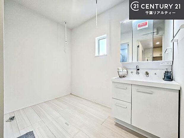 三面鏡仕様の洗面所は、身だしなみがしやすい造り!裏は収納になっています。ドライヤーやお化粧道具を片付けられるので洗面台周りをスッキリと見せることが出来ます!