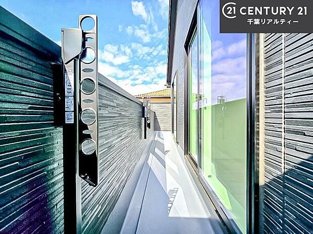 陽当たりの良いバルコニーで、お洗濯物もよく乾きそうですね!お天気の良い日にはバルコニーへ出てリフレッシュするのも気持ちよさそうです。