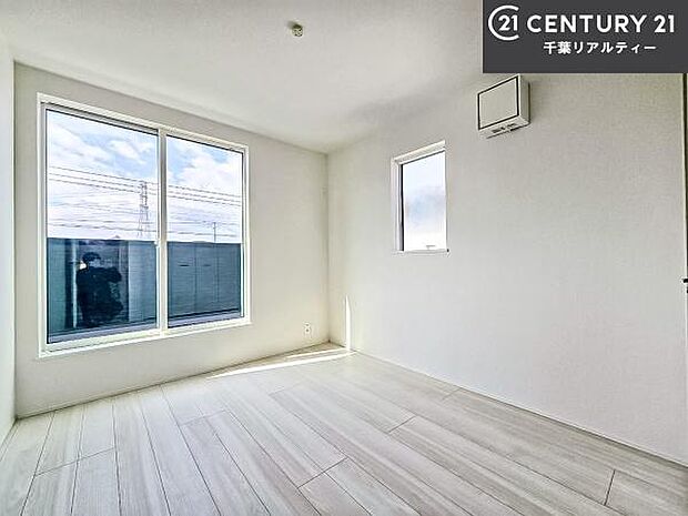 バルコニーに面している洋室です。明るく温もりがあり、換気もしっかりできます!収納スペースも充実しているので散らかったお部屋をサッと片付けられます!