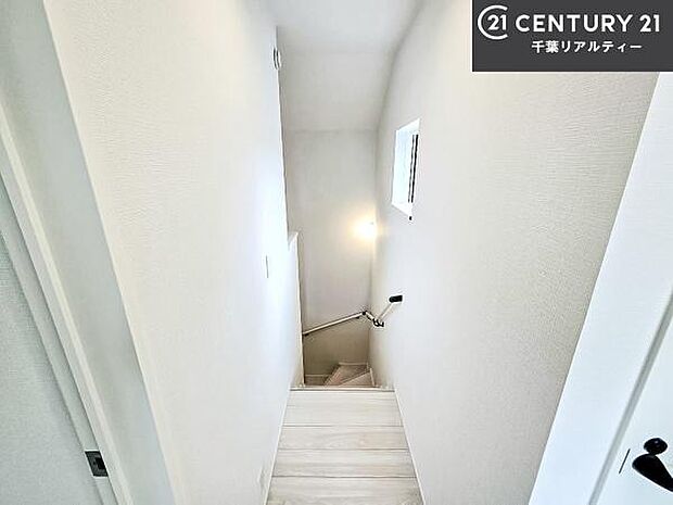 階段は明るく手摺りもついています!お子様やご年配の方も安心してご利用頂けますね!