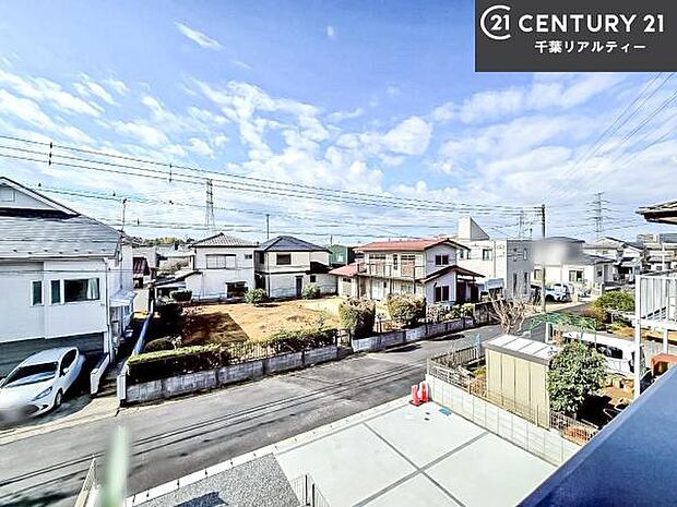 落ち着きある住宅街です!周囲には高い建物がなく、空が広く開放感があり、陽当たりを大きく遮られることもありません!気持ちの良い風が通り抜ける街並みです!
