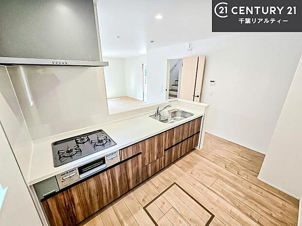 ゆとりある調理スペースで作業がしやすい快適なキッチンです！お子様と一緒にお菓子造りも楽しめる広々スペースです。楽しい調理時間になりそうですね！