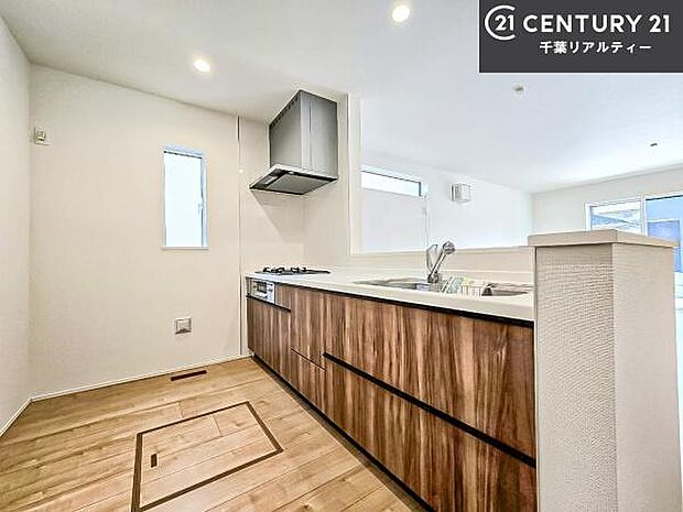 大人気の対面式システムキッチンを採用しています!ご家族のコミュニケーションが自然と増える設計です。お子様にも目が届くので嬉しいですね!広々使えて快適で作業が進みます。