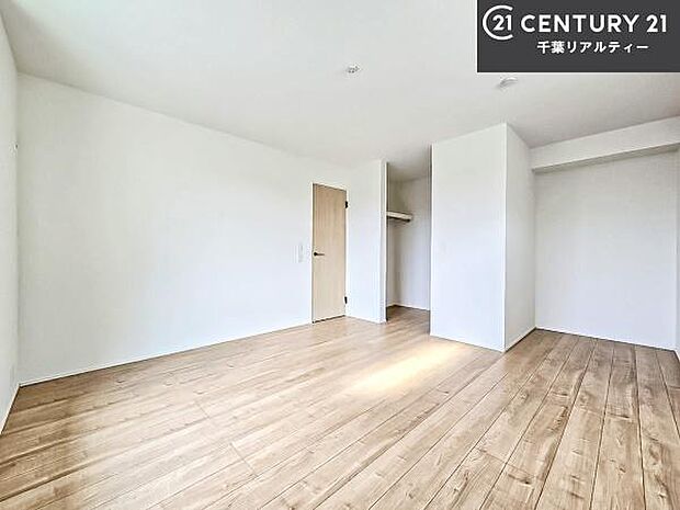 収納力のある洋室です。お部屋もすっきり広々と使えて気持ちが良いです!キレイな明るいお部屋で過ごすのは、更にのんびりゆっくりできますね!