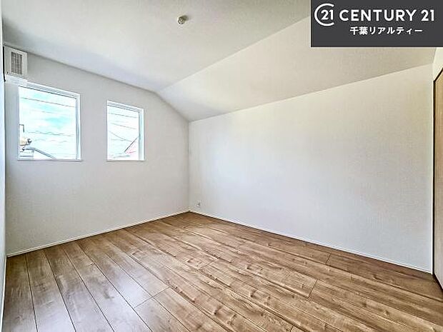 掃き出し窓がないお部屋は、お子様のお部屋としても安心です!収納スペースも充実しているので散らかったお部屋をサッと片付けられます!