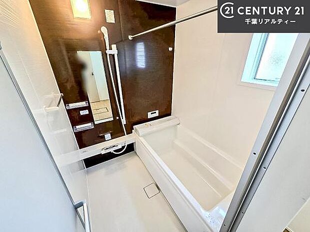 落ち着きある大人の雰囲気のバスルームは、味が出ていてバスタイムが充実!お仕事頑張っているご褒美にお好みの匂いの入浴剤を入れて、楽しんでみてはいかがでしょうか?