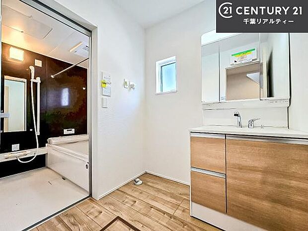 三面鏡仕様の洗面所は、身だしなみがしやすい造り!裏は収納になっています。ドライヤーやお化粧道具を片付けられるので洗面台周りをスッキリと見せることが出来ます!