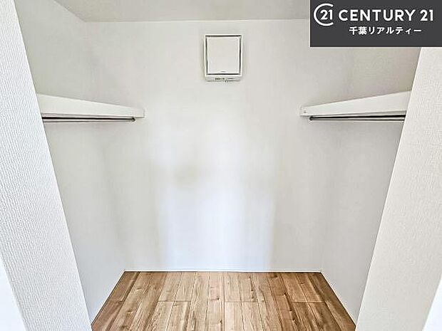 ウォークインクローゼット付きです。たくさんのお洋服などを収納しておけそうですね!他にも扇風機や加湿器など季節物の大きな家電も収納できます!
