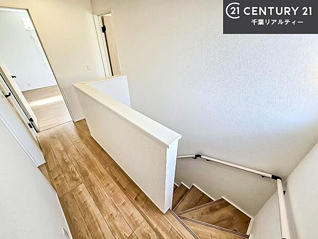 階段は明るく手摺りもついています!お子様やご年配の方も安心してご利用頂けますね!