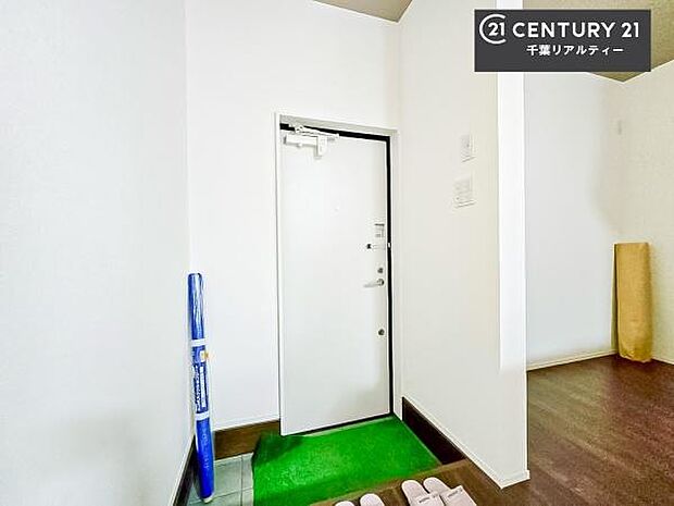 疲れて帰ってきても、ただいま!を言いたくなる、優しく迎え入れてくれる空間になっています。明るく温もり溢れる玄関です!