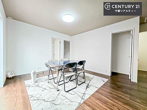 優しい陽だまりがリビングを包んでくれて居心地の良い空間を演出してくれます!くつろぎの時間を過ごせます!