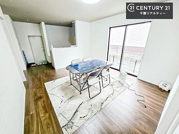 開放感のある広々LDK!ソファーやダイニングテーブルを置いても窮屈にならないので快適に過ごせます!コミュニケーションが取りやすいリビングです!