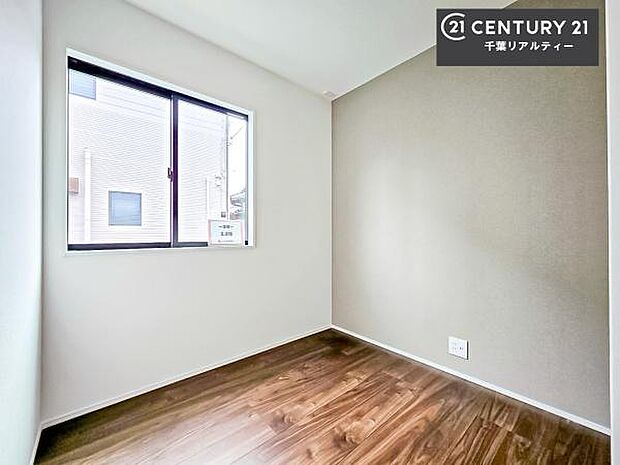 明るく温もりがあり、換気もしっかりできます!朝起きて、背伸びをしつつ深呼吸をし良い朝を迎え入れることが出来そうですね!