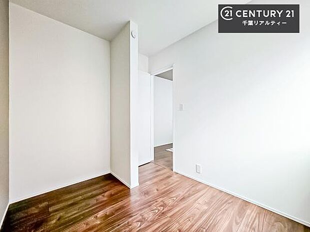 収納スペースがしっかり確保されているため、おもちゃや学用品もサッと片付き、いつでもスッキリ。綺麗な空間が保てます!